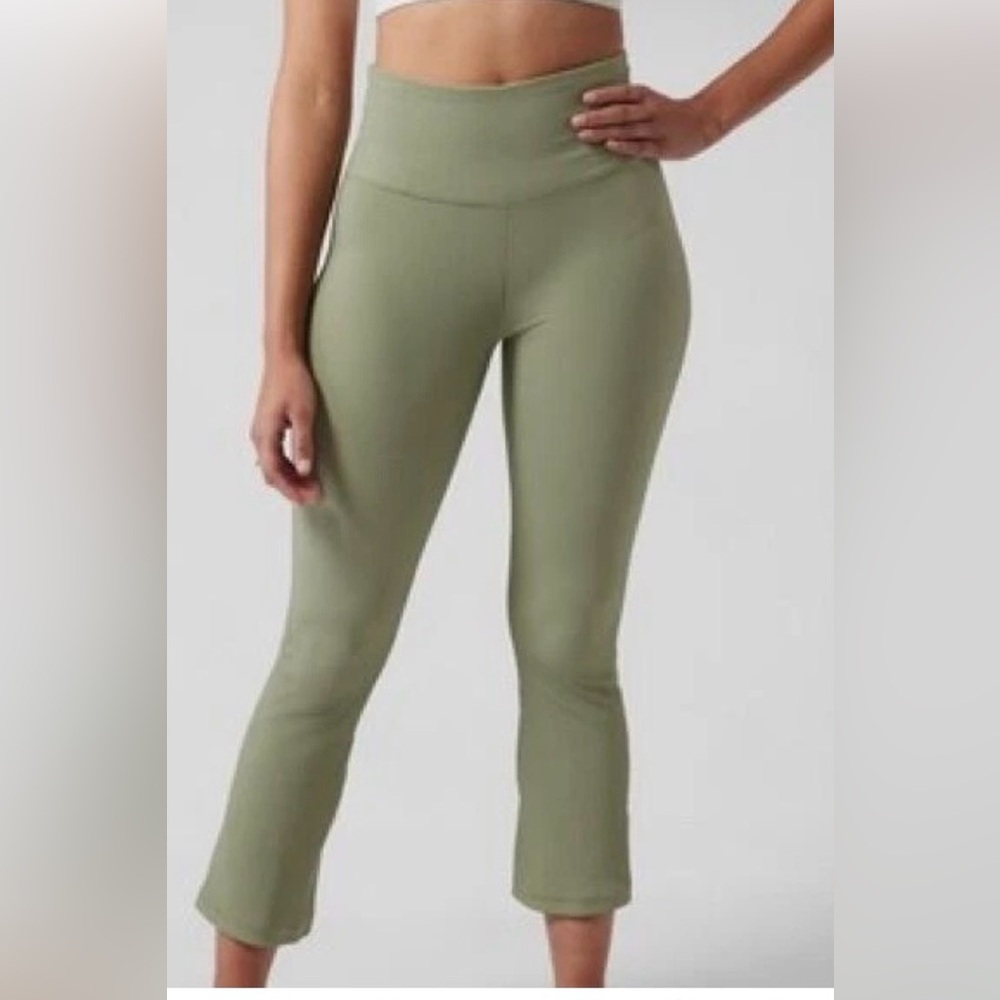 Athleta NWT Elation Rib Crop Flare green work out cropped leggings Sz. Medium.